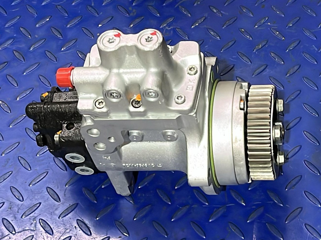 Mercedes Atego OM934 Euro 6 High Pressure Pump OM934 - Üzemanyag szivattyú - Teherautó: 1 kép. Mercedes Atego OM934 Euro 6 High Pressure Pump OM934 - Üzemanyag szivattyú - Teherautó: 1 kép.