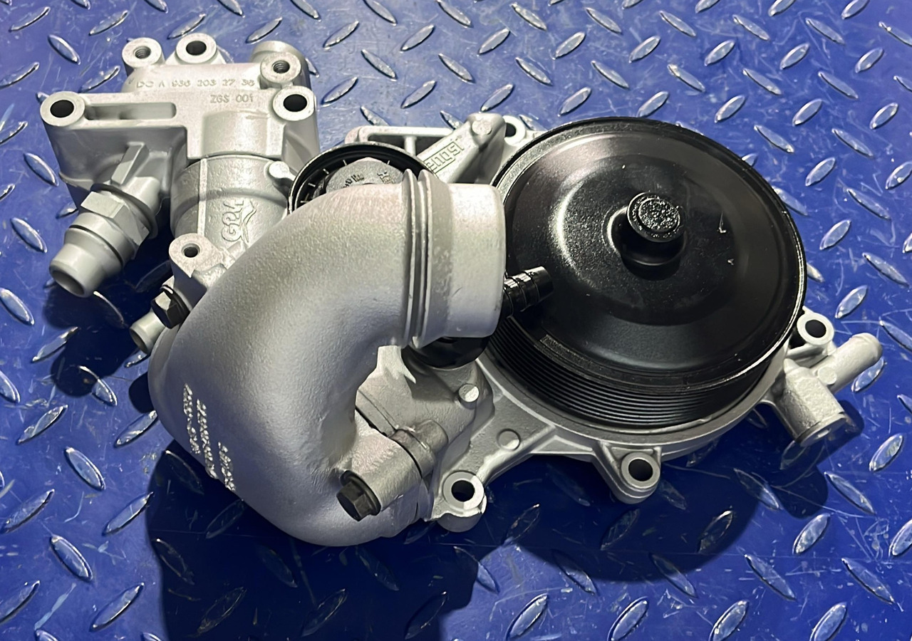Mercedes Benz Waterpump Atego OM936 - Hűtőfolyadék szivattyú: 4 kép. Mercedes Benz Waterpump Atego OM936 - Hűtőfolyadék szivattyú: 4 kép.