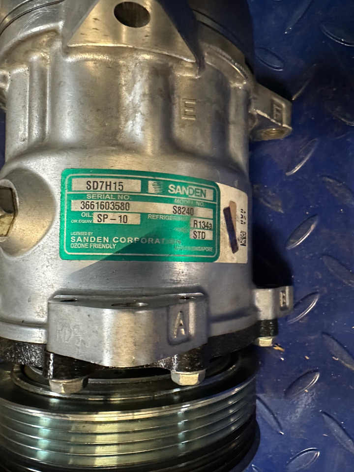 SANDEN S8240 - Klímakompresszor - Teherautó: 1 kép. SANDEN S8240 - Klímakompresszor - Teherautó: 1 kép.