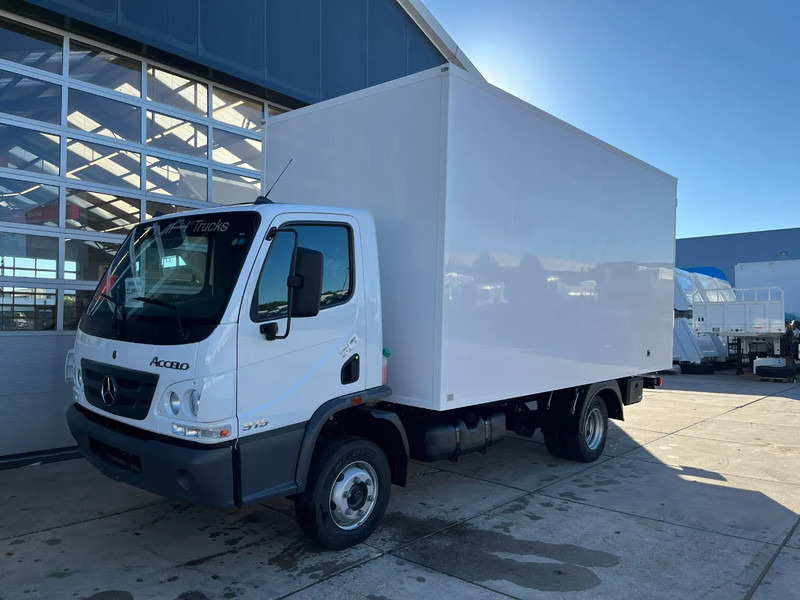 Mercedes-Benz Accelo 915 4x2 Closed Cargo Truck - Dobozos felépítményű teherautó: 1 kép. Mercedes-Benz Accelo 915 4x2 Closed Cargo Truck - Dobozos felépítményű teherautó: 1 kép.