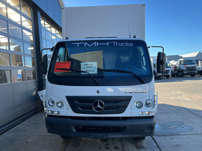 Mercedes-Benz Accelo 915 4x2 Closed Cargo Truck - Dobozos felépítményű teherautó: 4 kép. Mercedes-Benz Accelo 915 4x2 Closed Cargo Truck - Dobozos felépítményű teherautó: 4 kép.