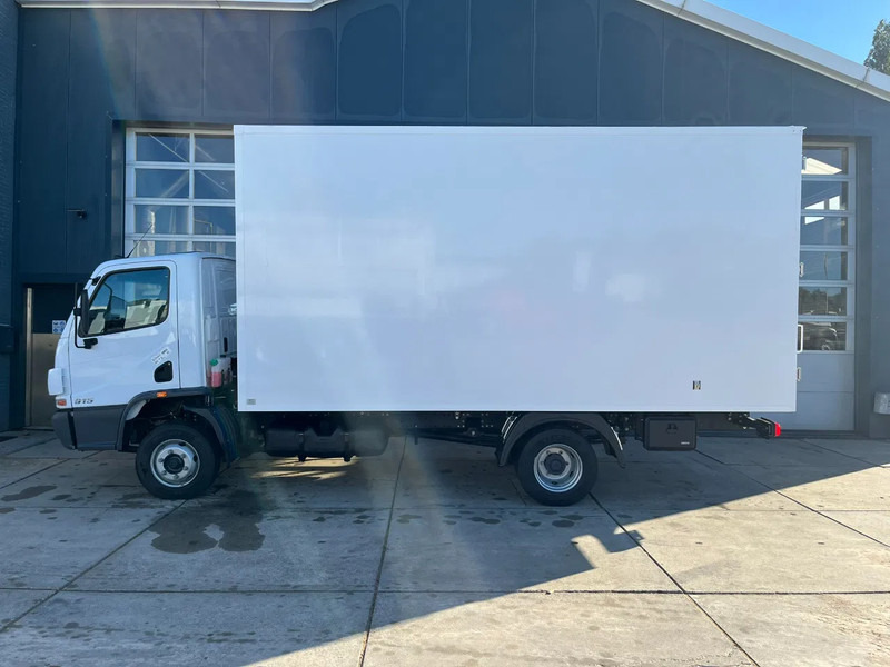 Mercedes-Benz Accelo 915 4x2 Closed Cargo Truck - Dobozos felépítményű teherautó: 2 kép. Mercedes-Benz Accelo 915 4x2 Closed Cargo Truck - Dobozos felépítményű teherautó: 2 kép.