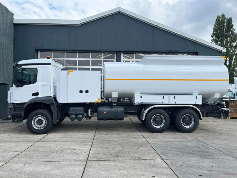 Mercedes-Benz Arocs 3340 6x4 Water Tank Truck - Tartályos teherautó: 2 kép. Mercedes-Benz Arocs 3340 6x4 Water Tank Truck - Tartályos teherautó: 2 kép.