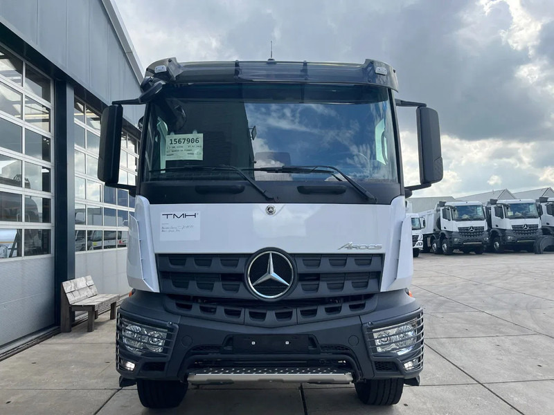 Mercedes-Benz Arocs 3340 6x6 Water Tank Truck - Tartályos teherautó: 5 kép. Mercedes-Benz Arocs 3340 6x6 Water Tank Truck - Tartályos teherautó: 5 kép.