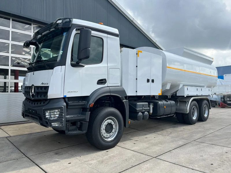 Mercedes-Benz Arocs 3340 6x6 Water Tank Truck - Tartályos teherautó: 1 kép. Mercedes-Benz Arocs 3340 6x6 Water Tank Truck - Tartályos teherautó: 1 kép.