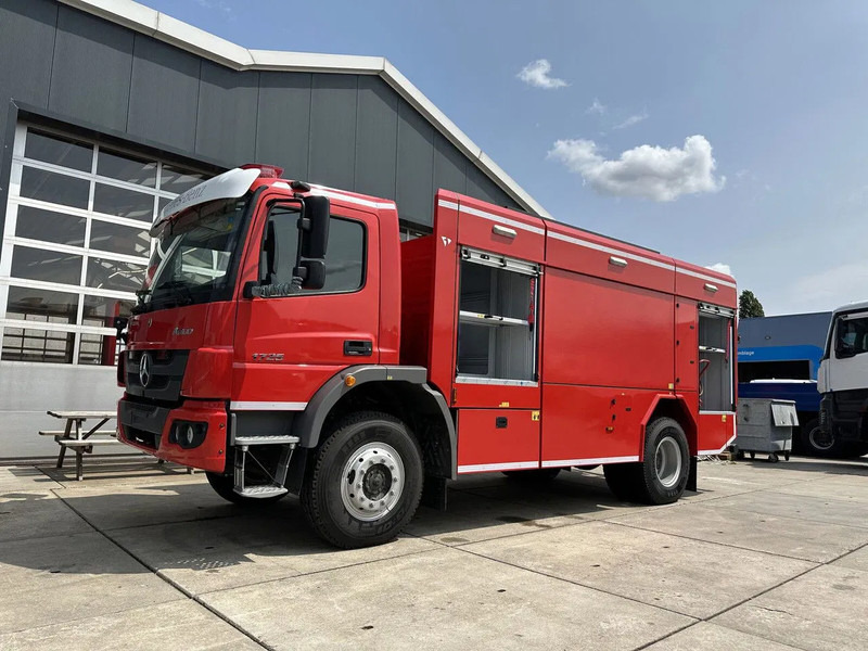 Mercedes-Benz Atego 1725 4×4 Fire Fighting Truck - Tűzoltóautó: 2 kép. Mercedes-Benz Atego 1725 4×4 Fire Fighting Truck - Tűzoltóautó: 2 kép.