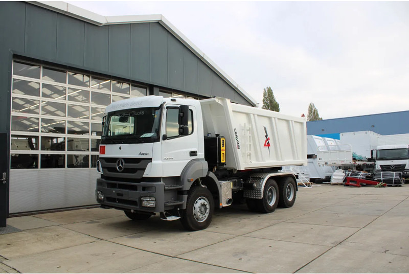 Mercedes-Benz Axor 3344 K 6x4 Tipper Truck - Billenőplatós teherautó: 2 kép. Mercedes-Benz Axor 3344 K 6x4 Tipper Truck - Billenőplatós teherautó: 2 kép.