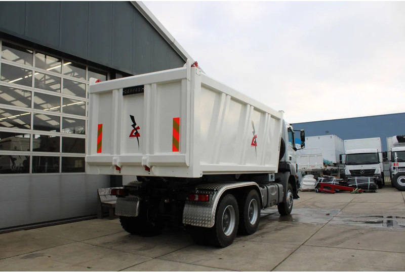 Mercedes-Benz Axor 3344 K 6x4 Tipper Truck - Billenőplatós teherautó: 4 kép. Mercedes-Benz Axor 3344 K 6x4 Tipper Truck - Billenőplatós teherautó: 4 kép.