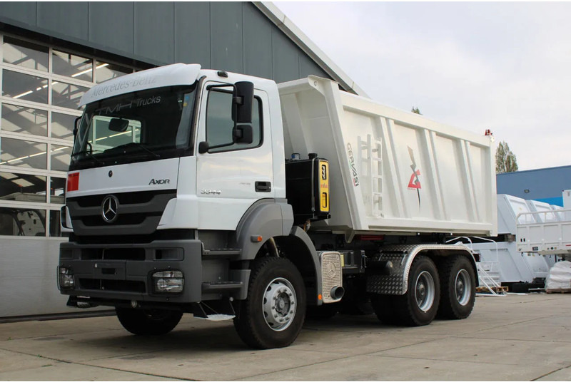 Mercedes-Benz Axor 3344 K 6x4 Tipper Truck - Billenőplatós teherautó: 1 kép. Mercedes-Benz Axor 3344 K 6x4 Tipper Truck - Billenőplatós teherautó: 1 kép.