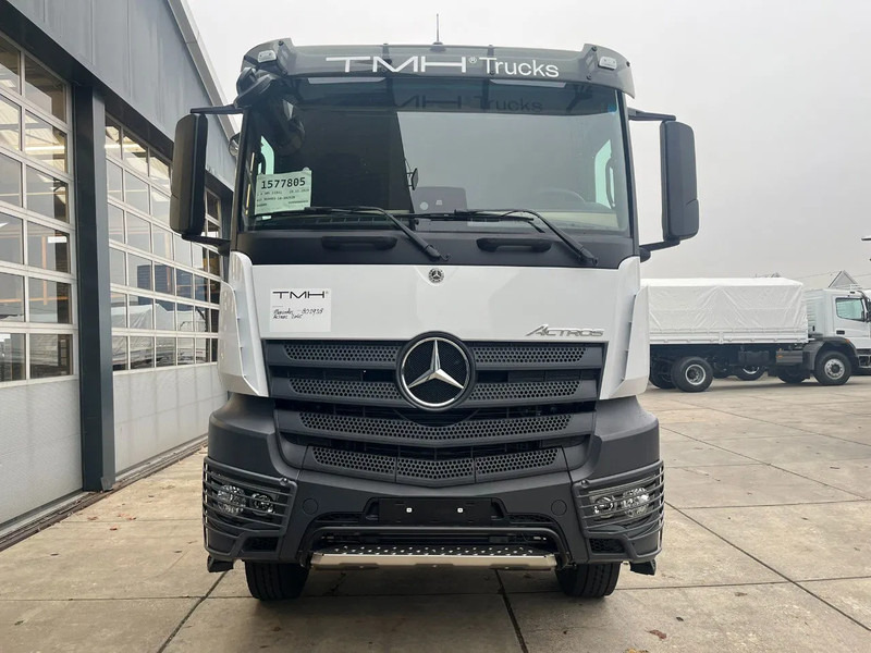 Mercedes-Benz Actros 2045 S 4x2 Tractor Head - Nyergesvontató: 4 kép. Mercedes-Benz Actros 2045 S 4x2 Tractor Head - Nyergesvontató: 4 kép.
