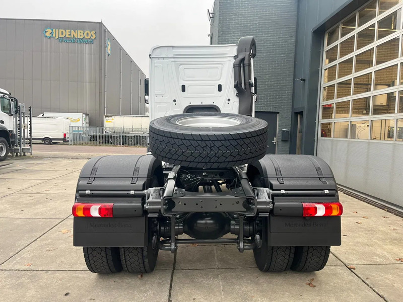 Mercedes-Benz Actros 2045 S 4x2 Tractor Head - Nyergesvontató: 5 kép. Mercedes-Benz Actros 2045 S 4x2 Tractor Head - Nyergesvontató: 5 kép.