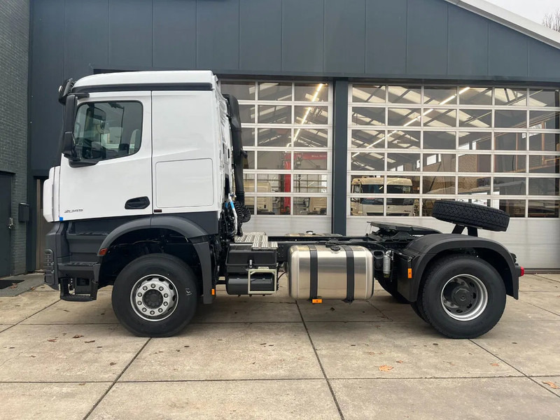 Mercedes-Benz Actros 2045 S 4x2 Tractor Head - Nyergesvontató: 2 kép. Mercedes-Benz Actros 2045 S 4x2 Tractor Head - Nyergesvontató: 2 kép.