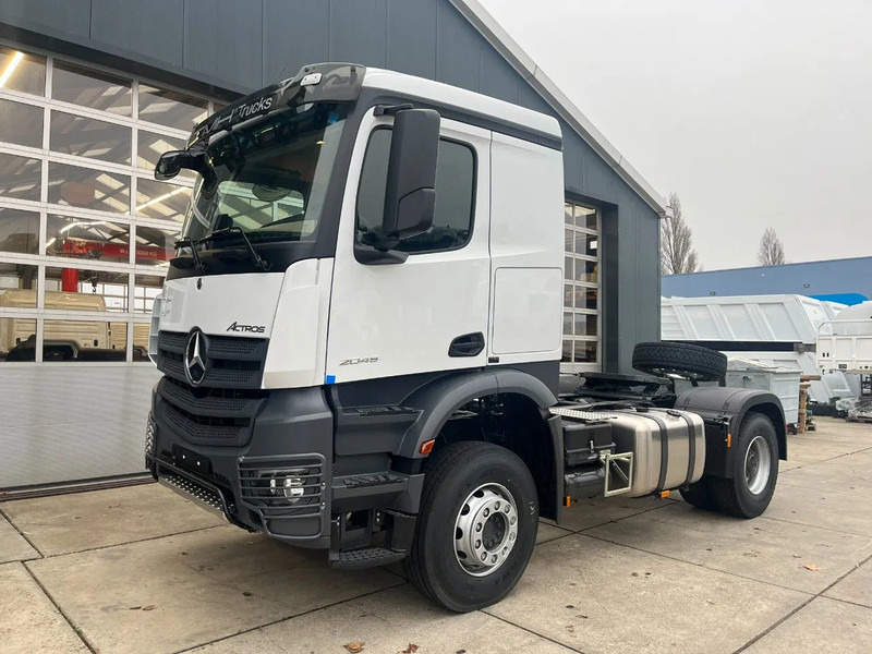 Mercedes-Benz Actros 2045 S 4x2 Tractor Head - Nyergesvontató: 1 kép. Mercedes-Benz Actros 2045 S 4x2 Tractor Head - Nyergesvontató: 1 kép.