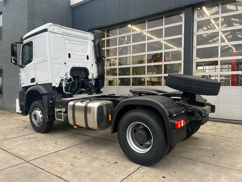 Mercedes-Benz Actros 2045 S 4x2 Tractor Head - Nyergesvontató: 3 kép. Mercedes-Benz Actros 2045 S 4x2 Tractor Head - Nyergesvontató: 3 kép.