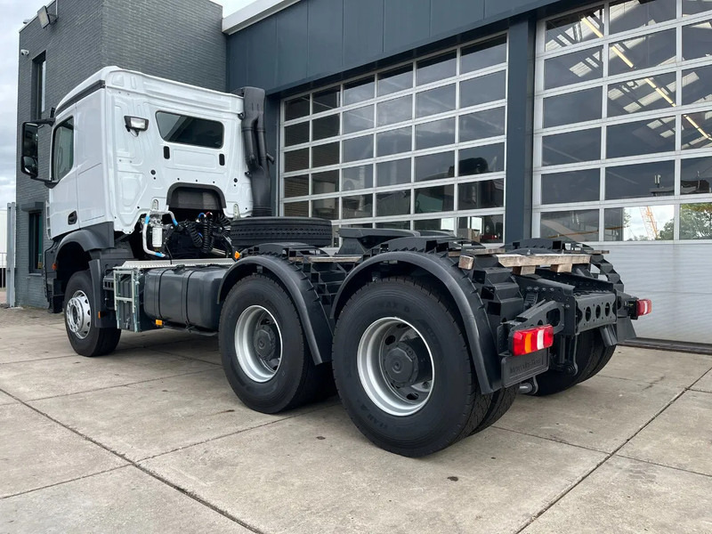 Mercedes-Benz Actros 3340 S 6x4 Tractor Head - Nyergesvontató: 3 kép. Mercedes-Benz Actros 3340 S 6x4 Tractor Head - Nyergesvontató: 3 kép.