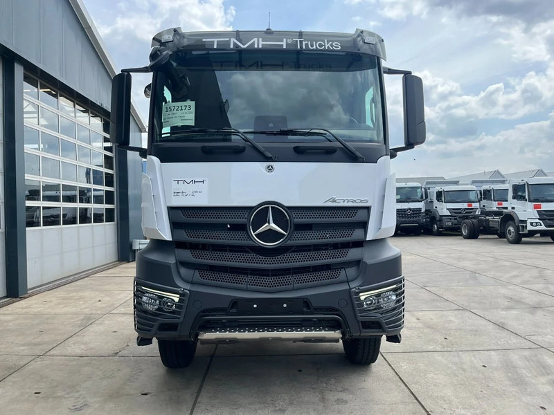 Mercedes-Benz Actros 3348 S 6x4 Tractor Head - Nyergesvontató: 2 kép. Mercedes-Benz Actros 3348 S 6x4 Tractor Head - Nyergesvontató: 2 kép.