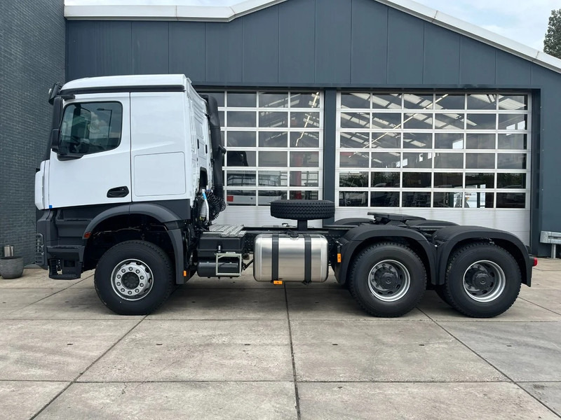 Mercedes-Benz Actros 3348 S 6x4 Tractor Head - Nyergesvontató: 3 kép. Mercedes-Benz Actros 3348 S 6x4 Tractor Head - Nyergesvontató: 3 kép.