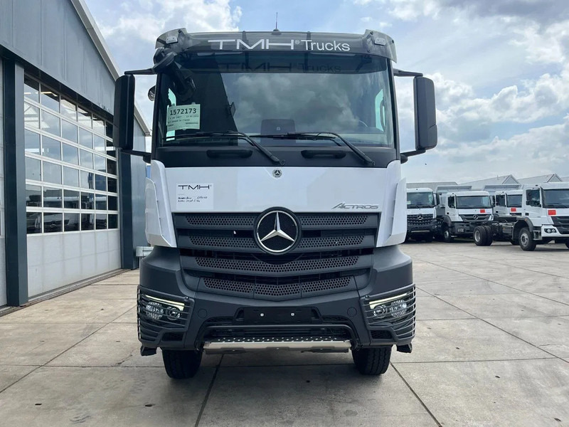 Mercedes-Benz Actros 3348 S 6x4 Tractor Head - Nyergesvontató: 2 kép. Mercedes-Benz Actros 3348 S 6x4 Tractor Head - Nyergesvontató: 2 kép.