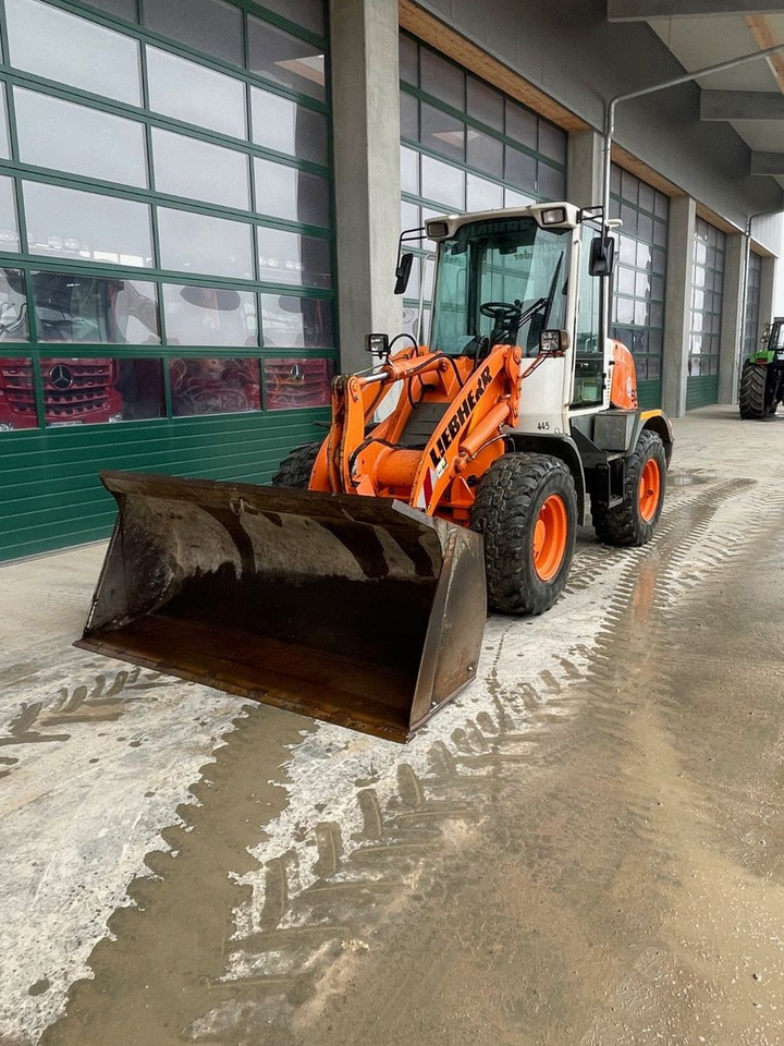 Liebherr L510 - Gumikerekes homlokrakodó: 2 kép. Liebherr L510 - Gumikerekes homlokrakodó: 2 kép.