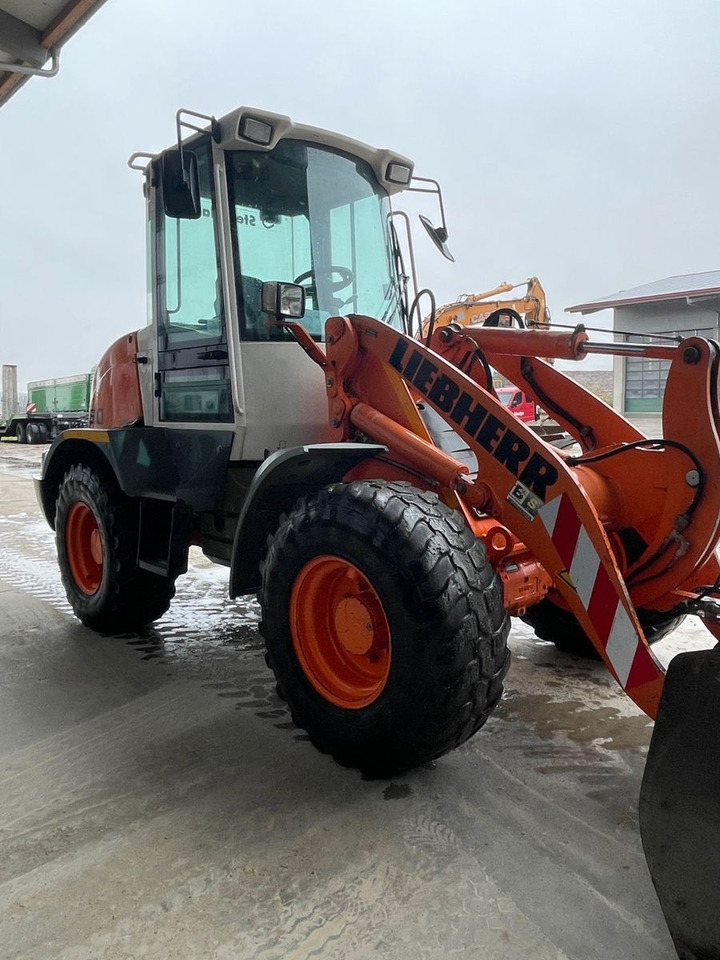 Liebherr L510 - Gumikerekes homlokrakodó: 3 kép. Liebherr L510 - Gumikerekes homlokrakodó: 3 kép.