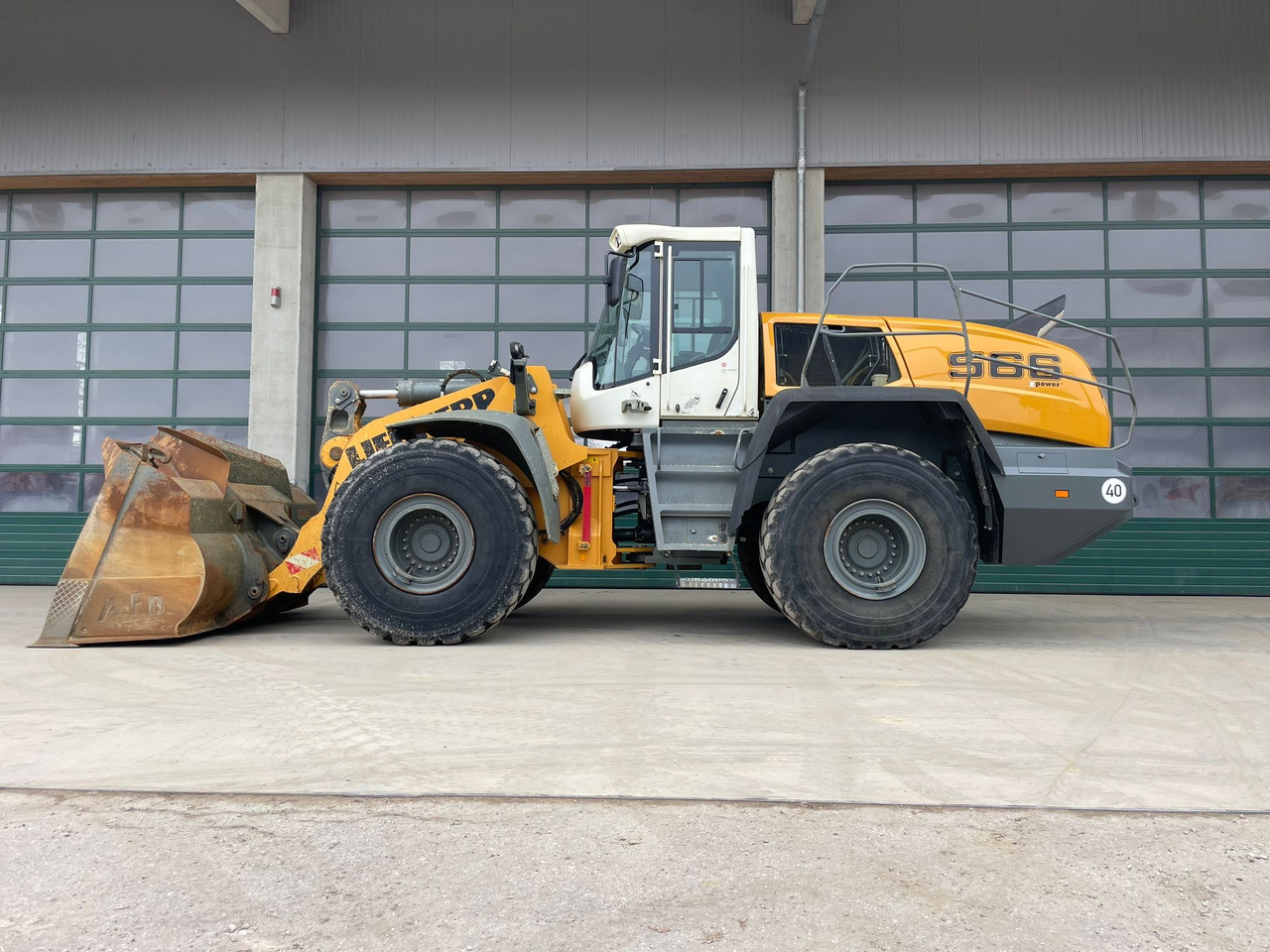 Liebherr L566 - Gumikerekes homlokrakodó: 1 kép. Liebherr L566 - Gumikerekes homlokrakodó: 1 kép.