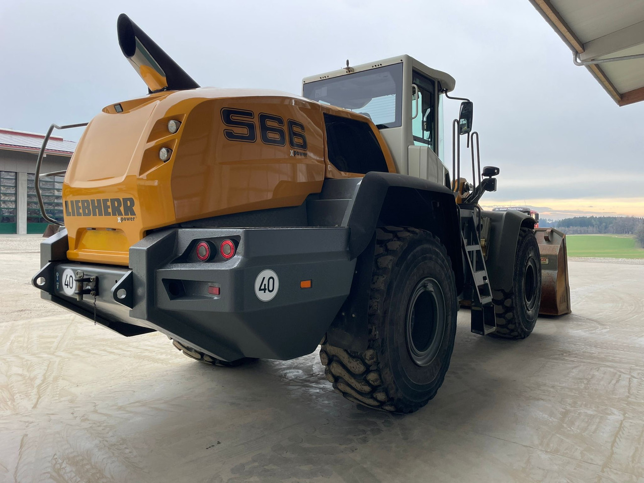 Liebherr L566 - Gumikerekes homlokrakodó: 4 kép. Liebherr L566 - Gumikerekes homlokrakodó: 4 kép.