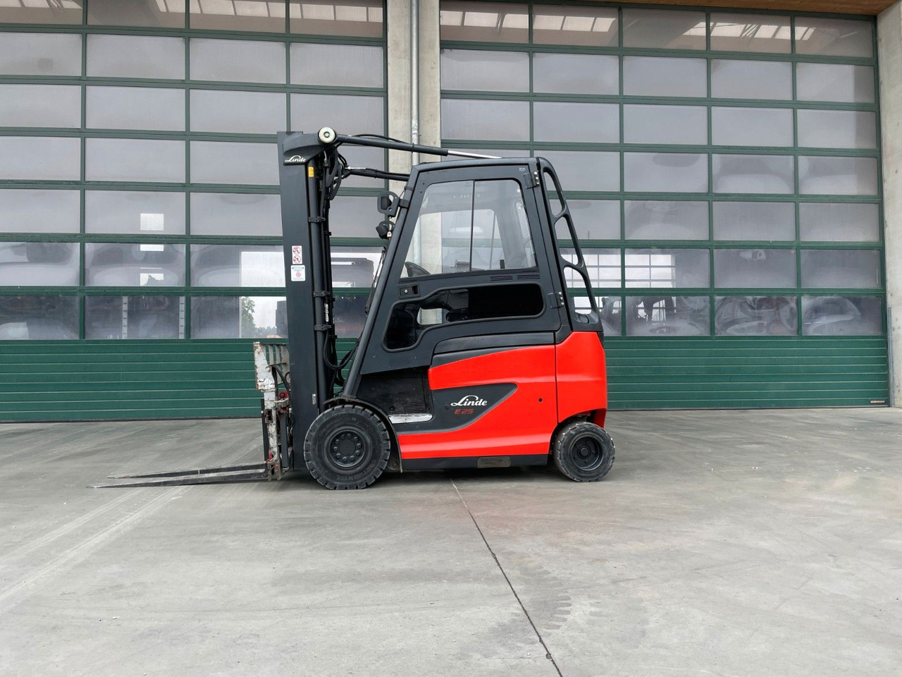 Linde E25H-01 - Elektromos targonca: 1 kép. Linde E25H-01 - Elektromos targonca: 1 kép.