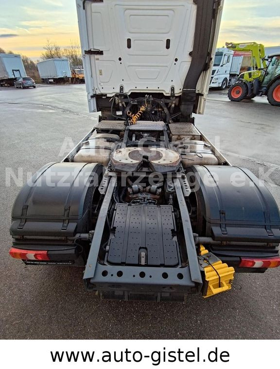 Mercedes-Benz Actros 1845 LS GigaSpace - Nyergesvontató: 4 kép. Mercedes-Benz Actros 1845 LS GigaSpace - Nyergesvontató: 4 kép.