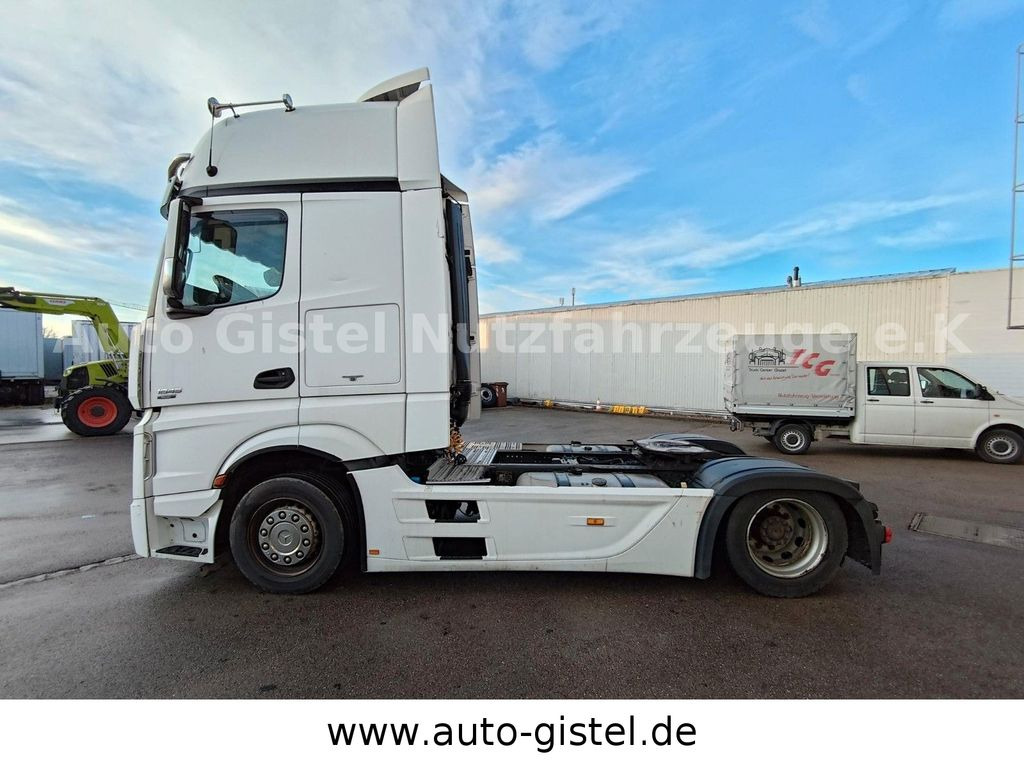 Mercedes-Benz Actros 1845 LS GigaSpace - Nyergesvontató: 3 kép. Mercedes-Benz Actros 1845 LS GigaSpace - Nyergesvontató: 3 kép.