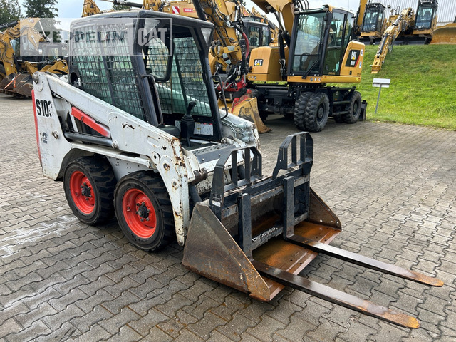 Bobcat S100 - Mini homlokrakodó: 4 kép. Bobcat S100 - Mini homlokrakodó: 4 kép.