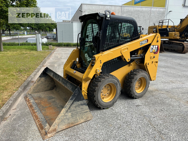 Cat 226D - Mini homlokrakodó: 1 kép. Cat 226D - Mini homlokrakodó: 1 kép.
