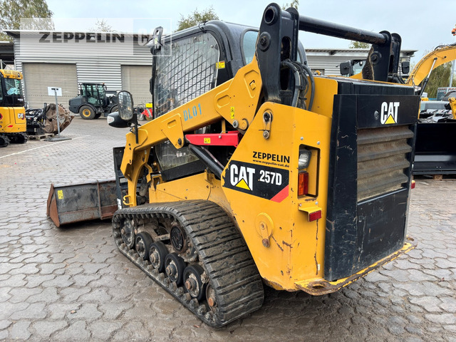 Cat 257D - Mini homlokrakodó: 4 kép. Cat 257D - Mini homlokrakodó: 4 kép.
