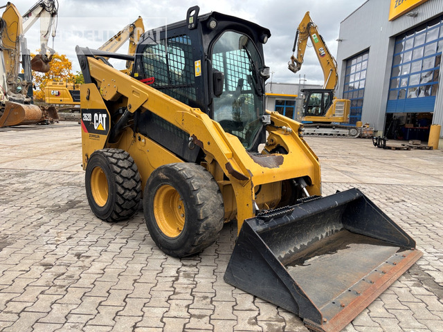 Cat 262D - Mini homlokrakodó: 3 kép. Cat 262D - Mini homlokrakodó: 3 kép.