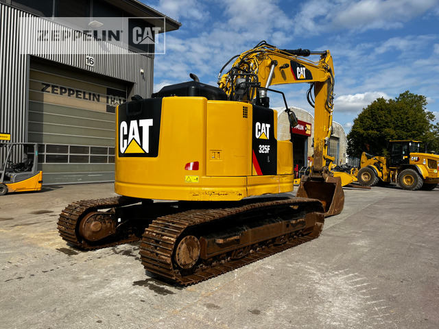 Cat 325FL - Lánctalpas kotró: 4 kép. Cat 325FL - Lánctalpas kotró: 4 kép.