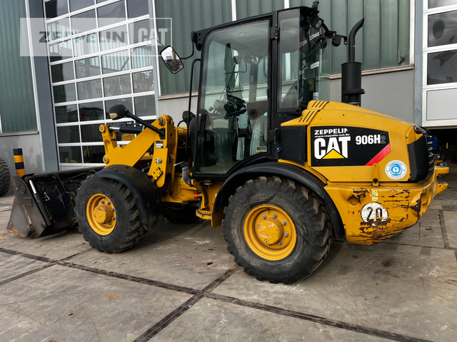 Cat 906H - Gumikerekes homlokrakodó: 3 kép. Cat 906H - Gumikerekes homlokrakodó: 3 kép.