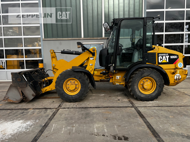 Cat 906H - Gumikerekes homlokrakodó: 2 kép. Cat 906H - Gumikerekes homlokrakodó: 2 kép.