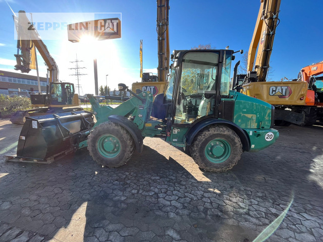 Cat 906M - Gumikerekes homlokrakodó: 1 kép. Cat 906M - Gumikerekes homlokrakodó: 1 kép.