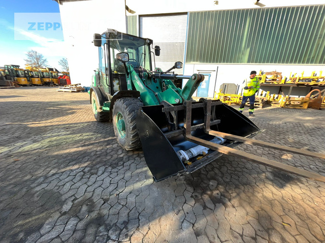 Cat 906M - Gumikerekes homlokrakodó: 3 kép. Cat 906M - Gumikerekes homlokrakodó: 3 kép.