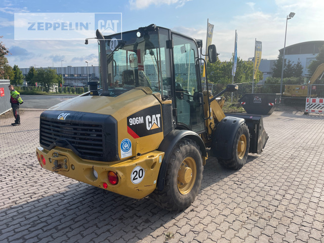 Cat 906M - Gumikerekes homlokrakodó: 5 kép. Cat 906M - Gumikerekes homlokrakodó: 5 kép.