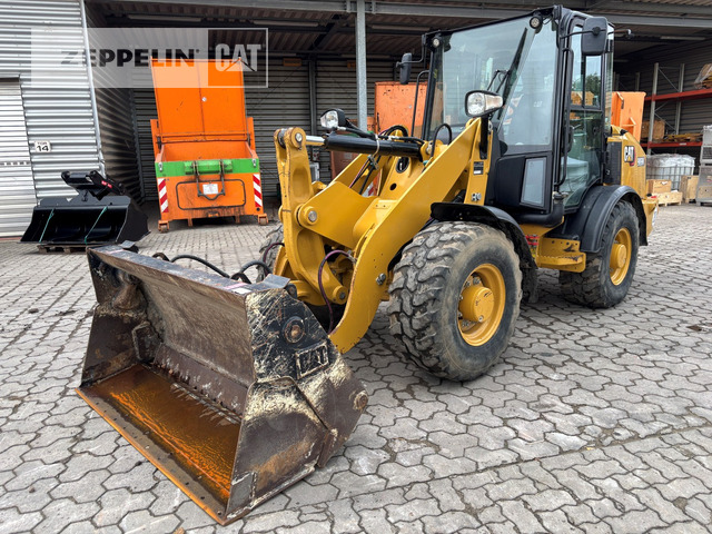 Cat 906M - Gumikerekes homlokrakodó: 2 kép. Cat 906M - Gumikerekes homlokrakodó: 2 kép.