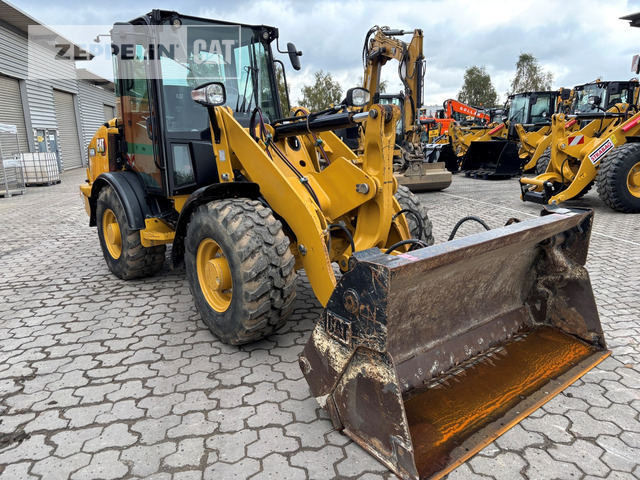 Cat 906M - Gumikerekes homlokrakodó: 1 kép. Cat 906M - Gumikerekes homlokrakodó: 1 kép.