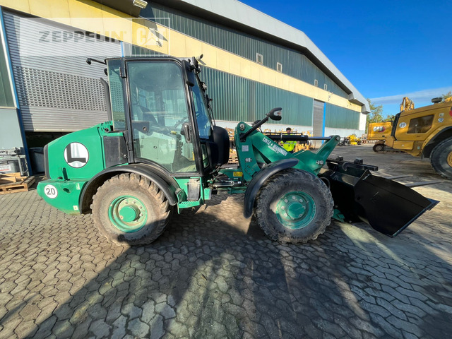 Cat 906M - Gumikerekes homlokrakodó: 2 kép. Cat 906M - Gumikerekes homlokrakodó: 2 kép.