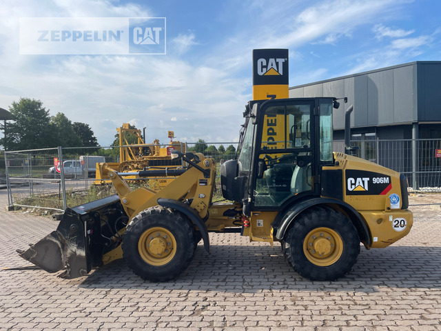 Cat 906M - Gumikerekes homlokrakodó: 2 kép. Cat 906M - Gumikerekes homlokrakodó: 2 kép.