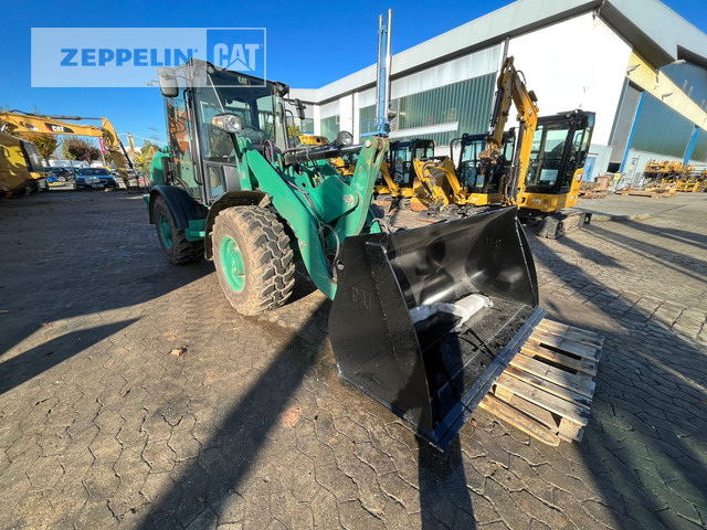 Cat 906M - Gumikerekes homlokrakodó: 2 kép. Cat 906M - Gumikerekes homlokrakodó: 2 kép.