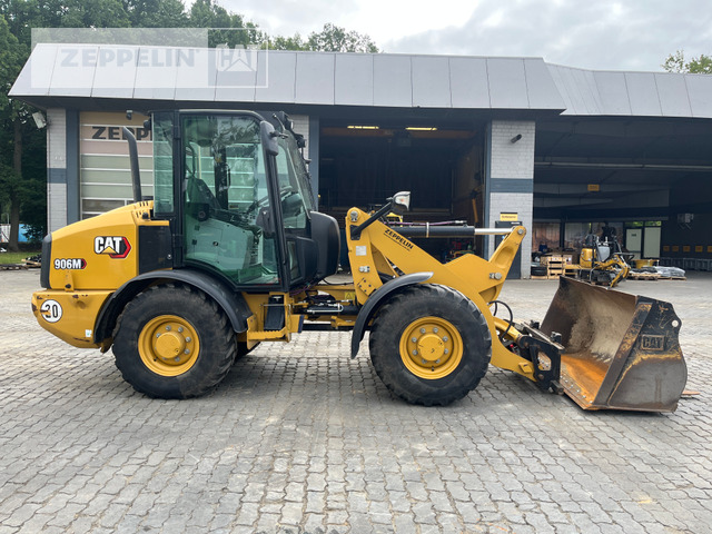 Cat 906M - Gumikerekes homlokrakodó: 3 kép. Cat 906M - Gumikerekes homlokrakodó: 3 kép.
