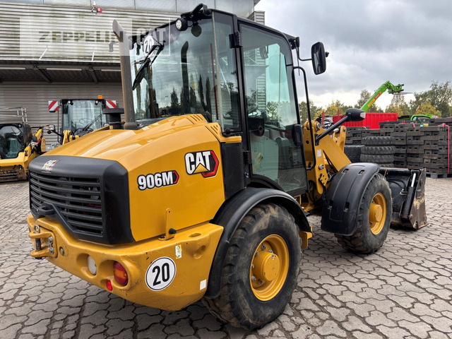 Cat 906M - Gumikerekes homlokrakodó: 4 kép. Cat 906M - Gumikerekes homlokrakodó: 4 kép.