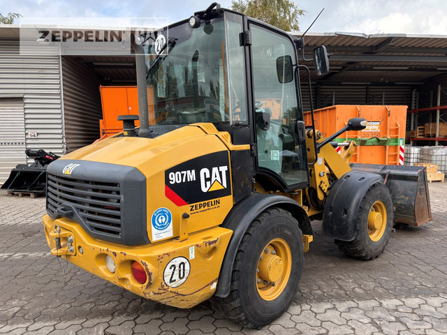 Cat 907M - Gumikerekes homlokrakodó: 4 kép. Cat 907M - Gumikerekes homlokrakodó: 4 kép.