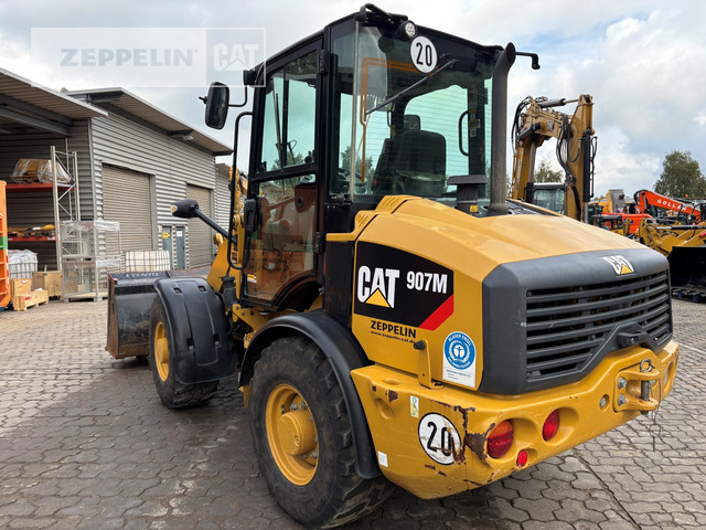Cat 907M - Gumikerekes homlokrakodó: 3 kép. Cat 907M - Gumikerekes homlokrakodó: 3 kép.