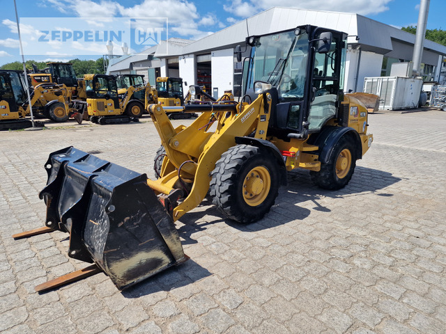 Cat 907M - Gumikerekes homlokrakodó: 1 kép. Cat 907M - Gumikerekes homlokrakodó: 1 kép.