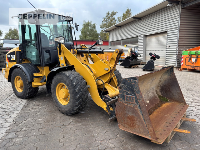 Cat 907M - Gumikerekes homlokrakodó: 1 kép. Cat 907M - Gumikerekes homlokrakodó: 1 kép.